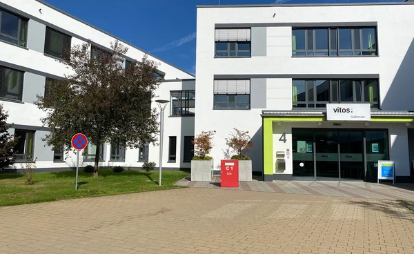 Eingang des Vitos Klinikums Heppenheim
