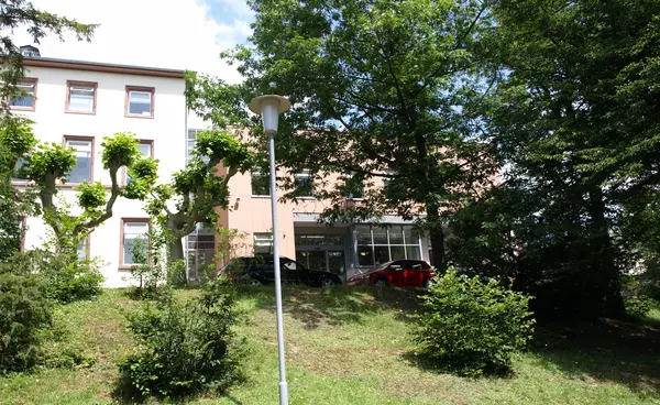 Blick auf die Pforte der Klinik für forensische Psychiatrie Eltville Blick auf die Pforte der Klinik für forensische Psychiatrie Eltville