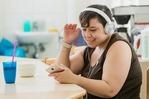Gestaltung des Tages Mädchen hört Musik Gestaltung des Tages Mädchen hört Musik