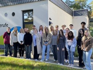 Foto 1: Der dreijährige Ausbildungskurs in Herborn mit Lehrkraft Sandra Weber (ganz links). 