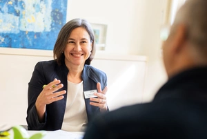 Behandlerin im Gespräch mit einem Patienten Behandlerin im Gespräch mit einem Patienten