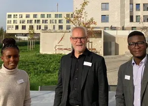 Elizabeth Kibiku und Kodjo Joel Hounkpe mit Pflegedirektor Bernd Kuschel
