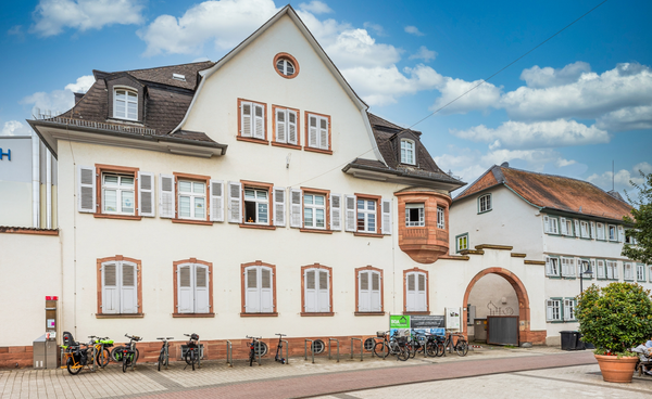 Außenansicht des Gebäudes der Tagesklinik Bensheim