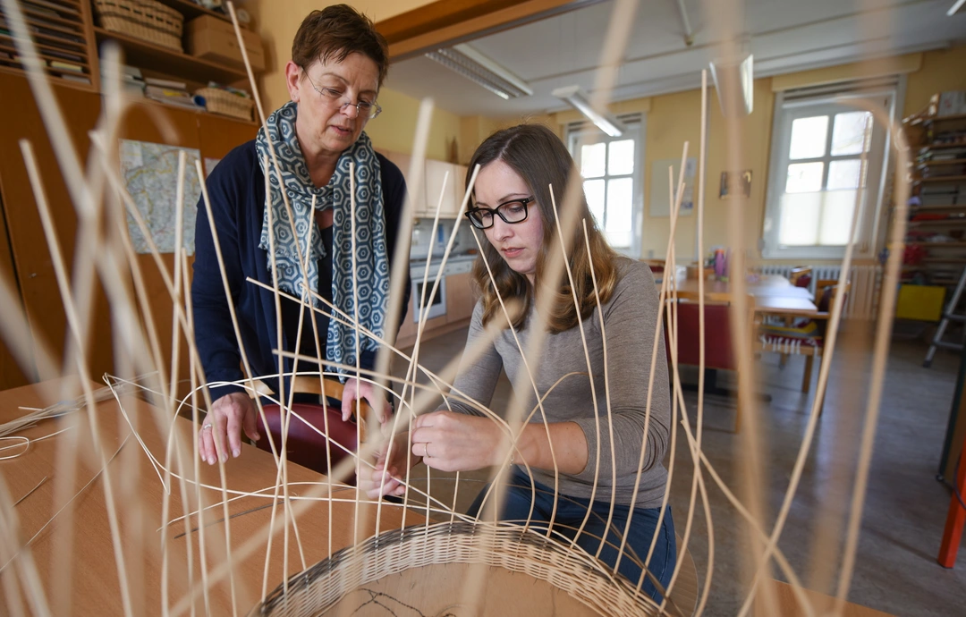 Auch Korbflechten gehört zu den vielfältigen kunst- und gestaltungstherapeutischen Angeboten in der Vitos Klinik für Psychiatrie und Psychotherapie Haina. 