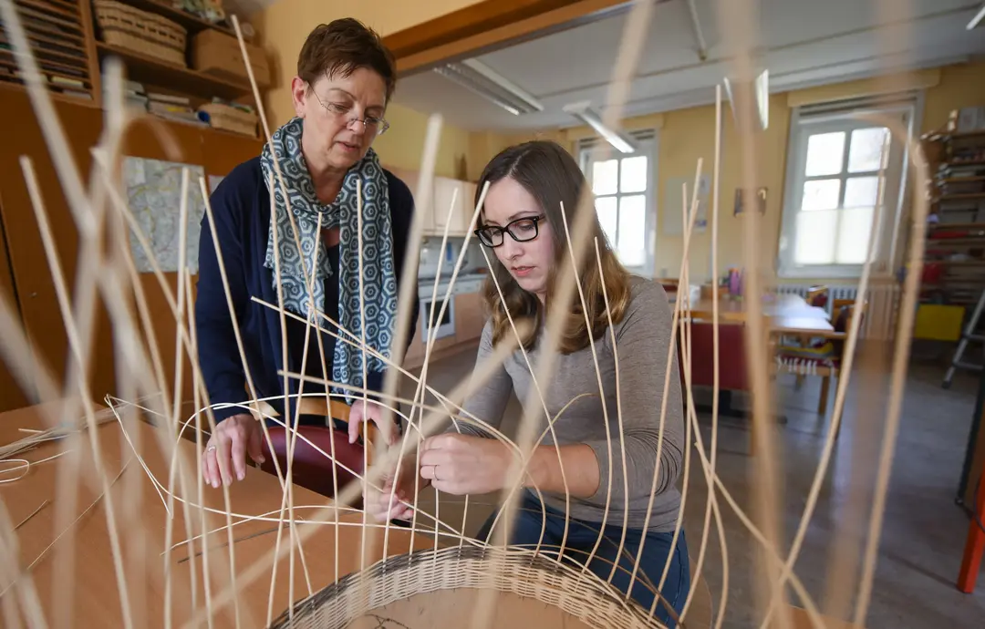 Auch Korbflechten gehört zu den vielfältigen kunst- und gestaltungstherapeutischen Angeboten in der Vitos Klinik für Psychiatrie und Psychotherapie Haina. Auch Korbflechten gehört zu den vielfältigen kunst- und gestaltungstherapeutischen Angeboten in der Vitos Klinik für Psychiatrie und Psychotherapie Haina.
