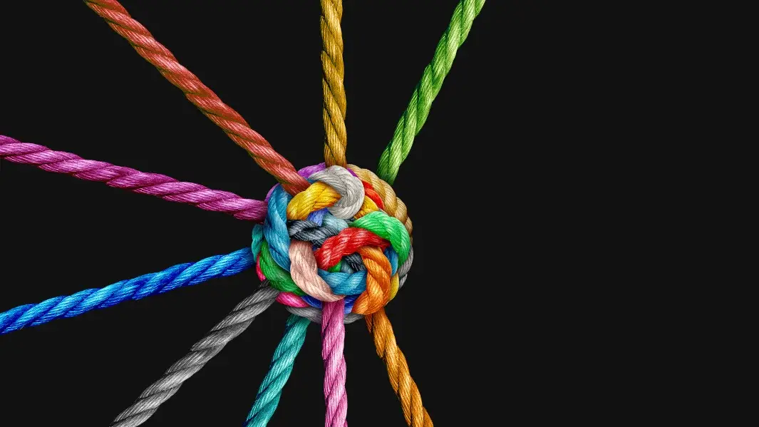 Bunte Schnüre zu einem festen Knoten vereint