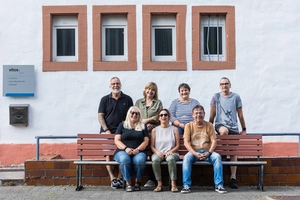 Nachgestelltes Foto 2023 mit den langjährigen Vitos Mitarbeiter/-innen aus dem Examenskurs 1984/87